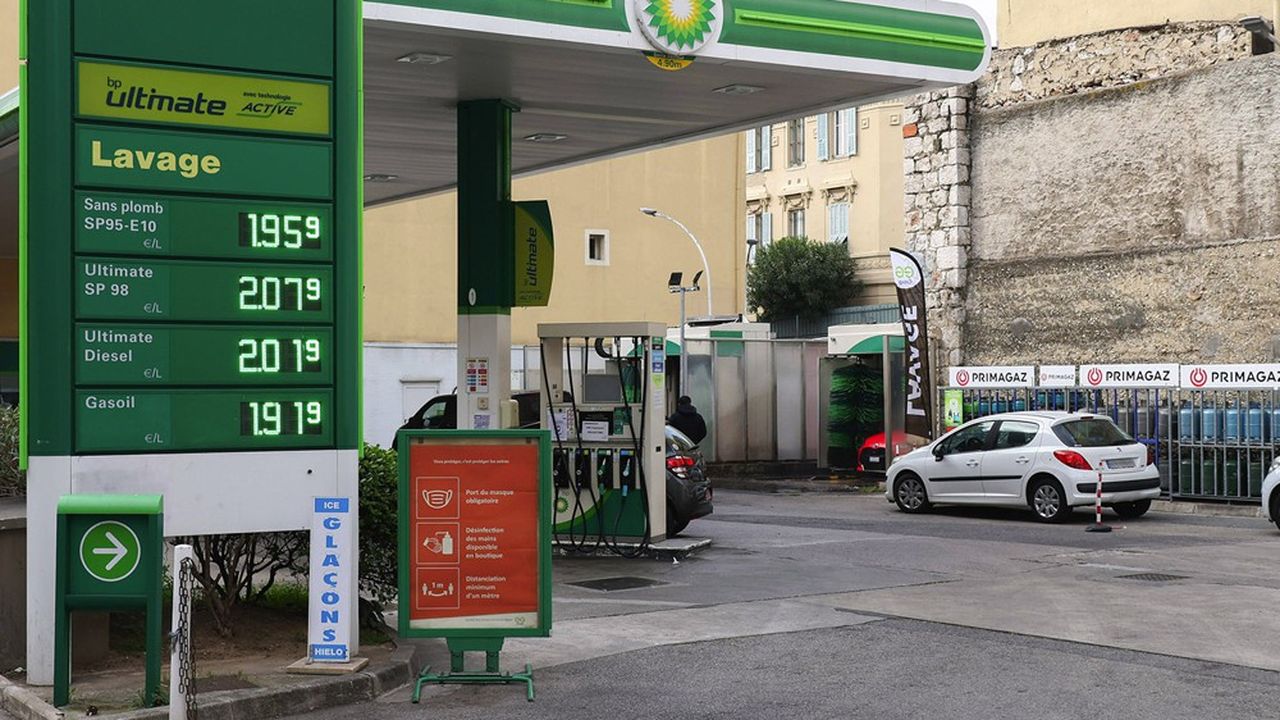 La hausse généralisée des prix des carburants, consécutive à la guerre en Ukraine, complique l'équation budgétaire des Etats.