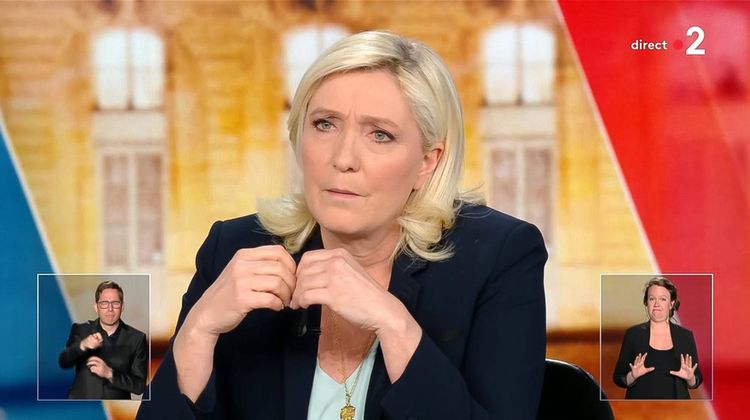 Emmanuel Macron a accusé Marine Le Pen de pousser à la « guerre civile » en voulant interdire le voile dans l'espace public.