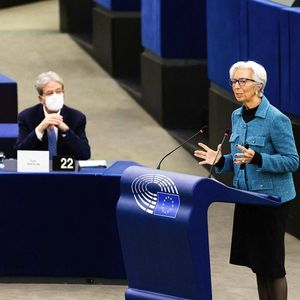 Au Parlement européen, Christine Lagarde, la présidente de la BCE dialogue avec Paolo Gentiloni, commissaire à l'Economie et membre du Parti démocrate italien.