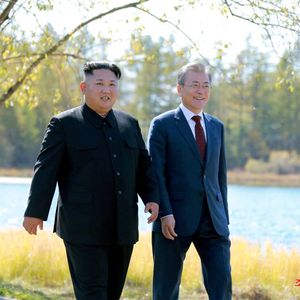 Le dirigeant nord-coréen Kim Jong-un (à gauche) et le président sortant sud-coréen Moon Jae-in (à droite) en septembre 2018.