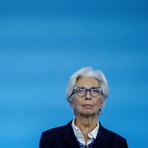 La Banque centrale européenne devrait mettre fin à son programme d'achat d'obligations au début du troisième trimestre et relever ses taux avant la fin de l'année, a déclaré vendredi à CNBC sa présidente, Christine Lagarde.