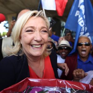 Marine Le Pen, pendant la campagne électorale lors de son arrivée à l'aéroport de Pointe-à-Pitre, en Guadeloupe.