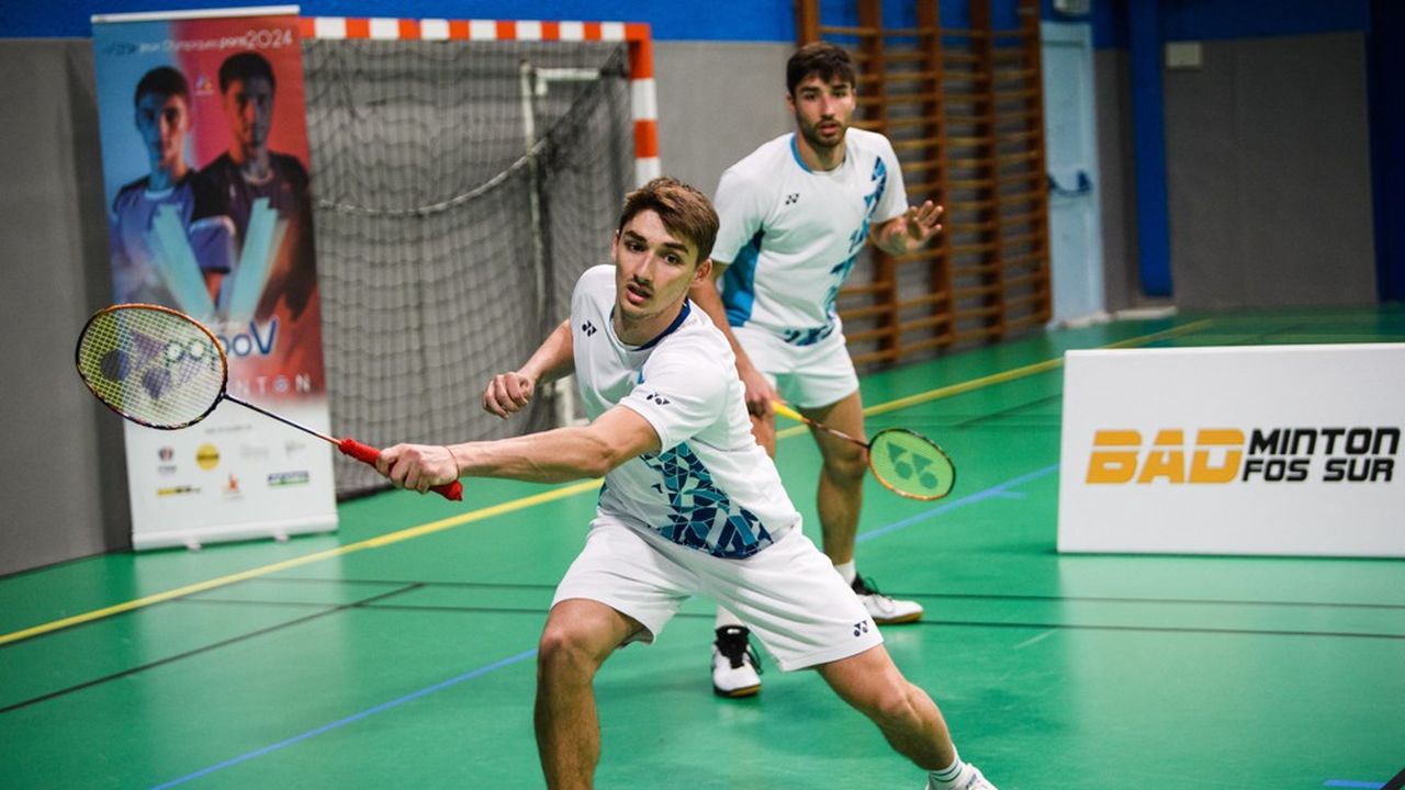 Christo Popov (au premier plan) et son frère Toma Junior Popov (au second plan), lors d'un entraînement à leur club de badminton de Fos-sur-Mer, le 20 avril 2022.