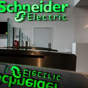 Schneider Electric a annoncé mercredi avoir signé une lettre d'intention pour céder ses activités en Russie à son équipe de direction locale.