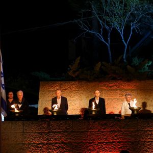 Mercredi soir à Yad Vashem, à Jérusalem, des survivants ou descendants de survivants de la Shoah ont allumé des torches en mémoire aux six millions de Juifs morts.