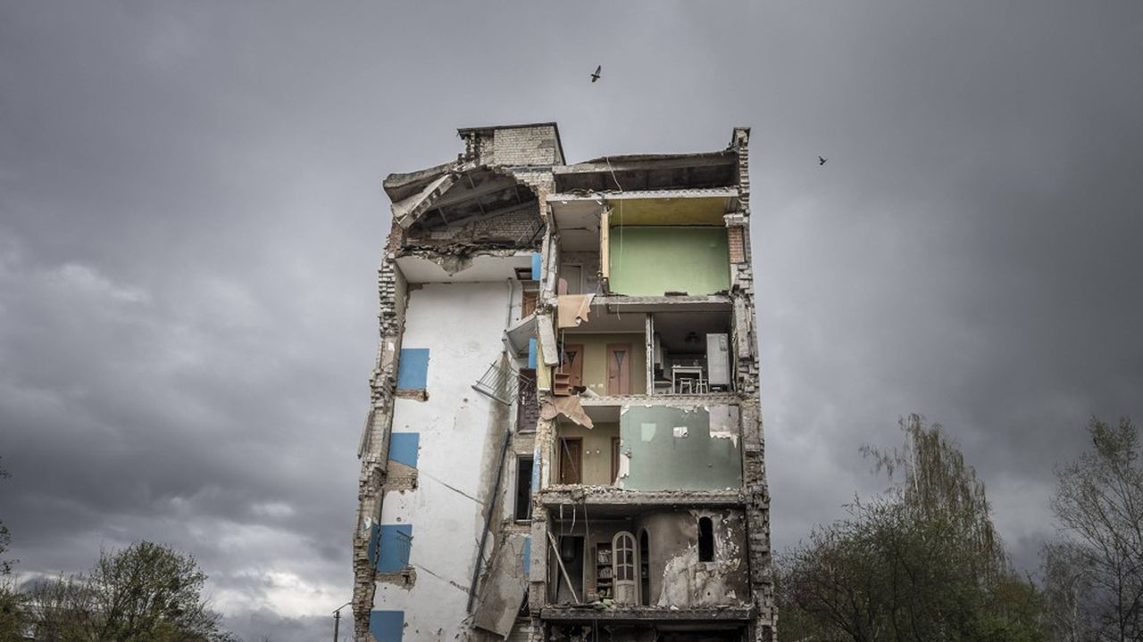 Un immeuble détruit par les frappes russes dans la ville de Borodyanka, à 40 kilomètres au nord-ouest de Kiev, le 26 avril 2022.