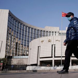 La Banque centrale chinoise cherche des solutions pour contrer un éventuel gel de ses avoirs à l'étranger.