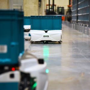 Les Skypods sont des petits robots qui préparent les commandes dans des entrepôts logistiques et sont livrés avec des racks qui permettent de stocker des marchandises jusqu'à environ 10 mètres de haut.