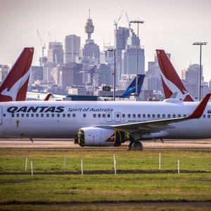 Qantas a su profiter de sa position dominante sur son marché domestique (61 % avant la pandémie, 74 % en mars 2021) en ne créant pas mois de 45 nouveaux itinéraires à l'intérieur de l'Australie pour compenser en partie des vols long-courriers à l'arrêt.