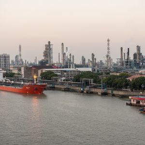 Une raffinerie de pétrole sur les rives de la rivière Huangpu, à Shanghai.