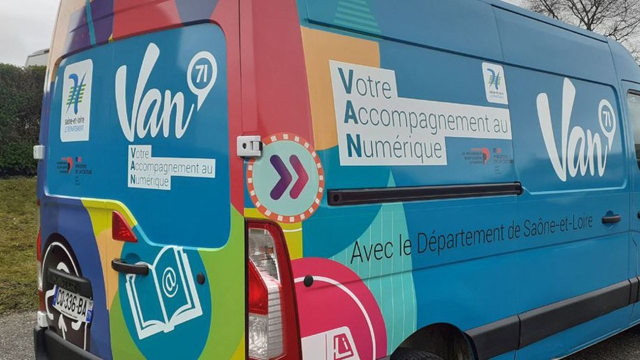 Le 3 mai à Thurey, le département de Saône-et-Loire a lancé son service itinérant d'accompagnement numérique baptisé « Van 71 ». Ce bus sillonnera 14 communes en 2022.