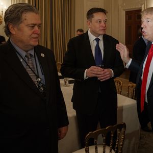 L'ex-président républicain Donald Trump et son conseiller Steve Bannon avec le PDG de Tesla et SpaceX, Elon Musk, lors d'une rencontre avec des chefs d'entreprises organisée par la Maison-Blanche en février 2017.