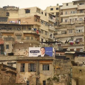 Une affiche électorale à Tripoli, dans le nord du Liban. Les partis politiques confessionnels issus de l'après-guerre civile sont de nouveau donnés favoris du scrutin.