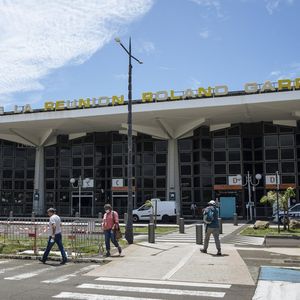 Des voyageurs à l'aéroport Roland Garros de Sainte-Marie, sur l'île de La Réunion, le 16 mars dernier.