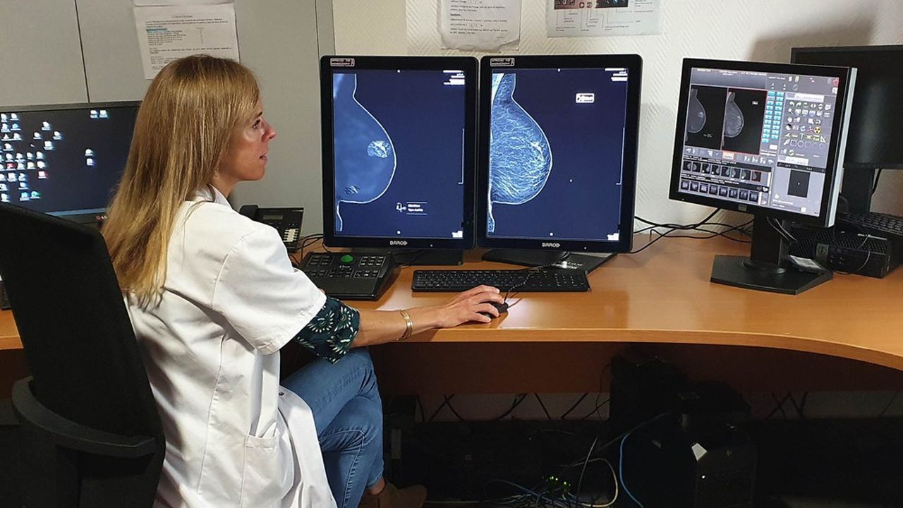 Sur son écran, la docteure Françoise Mallemouche-Boquien dispose de deux clichés : à droite, l'image classique et, à gauche, celle interprétée par Breast-SlimView.