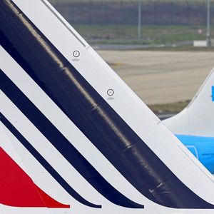 Air France-KLM s'est interdit d'acquérir plus de 10 % du capital d'une autre entreprise liée au transport aérien, avant d'avoir remboursé au moins 75 % de ces aides.