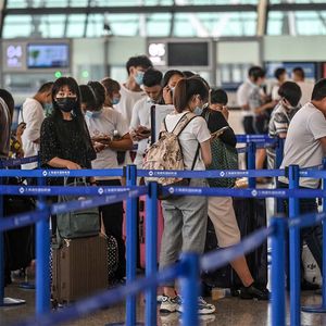 Pour quitter leur résidence et se rendre à l'aéroport de Shanghai, les expatriés doivent recevoir au préalable l'autorisation du comité de quartier.