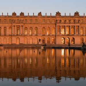 Le Château de Versailles, où le faste fut un instrument de pouvoir, est un rêve de splendeur pour les touristes en France.