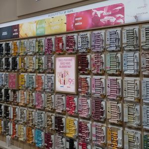 Adopt'Parfums propose une gamme de 150 produits au packaging identique.