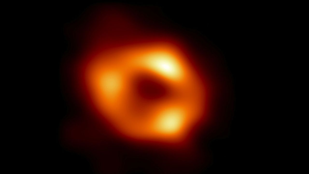 La première prise de vue de Sagittarius A*, le trou noir supermassif au centre de la Voie lactée.