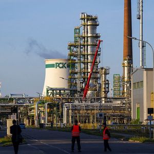 Située à 120 kilomètres au nord de Berlin, la raffinerie PCK de Schwedt est détenue à 54,2 % par Rosneft, tandis que Shell en détient 37,5 % et Eni 8,3 %.