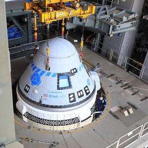 La capsule Starliner juchée au sommet de son lanceur Atlas V.