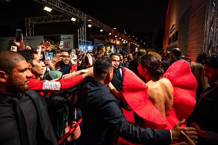 L'actrice et productrice indienne Deepika Padukone, sur le tapis rouge pour la projection mondiale de '83' durant la première édition du Red Sea Film Festival à Jeddah en Arabie Saoudite, le 15 décembre 2021.