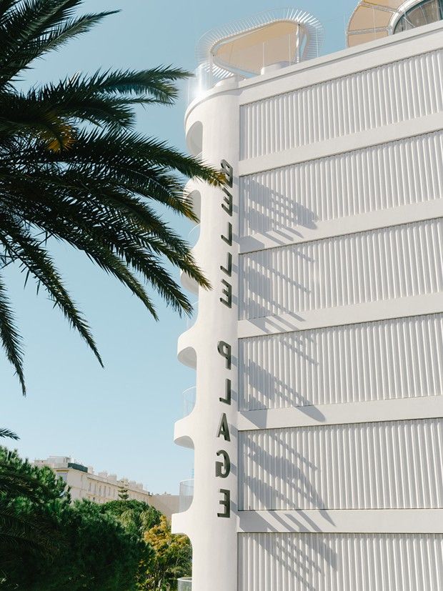 La façade de l'hôtel « Belle Plage », blancheur et courbes douces.