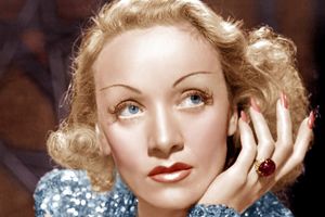 Dans les années 1930, Marlene Dietrich appliquait une fine couche de peinture argentée sur l'arête du nez pour rehausser l'éclat de son visage.
