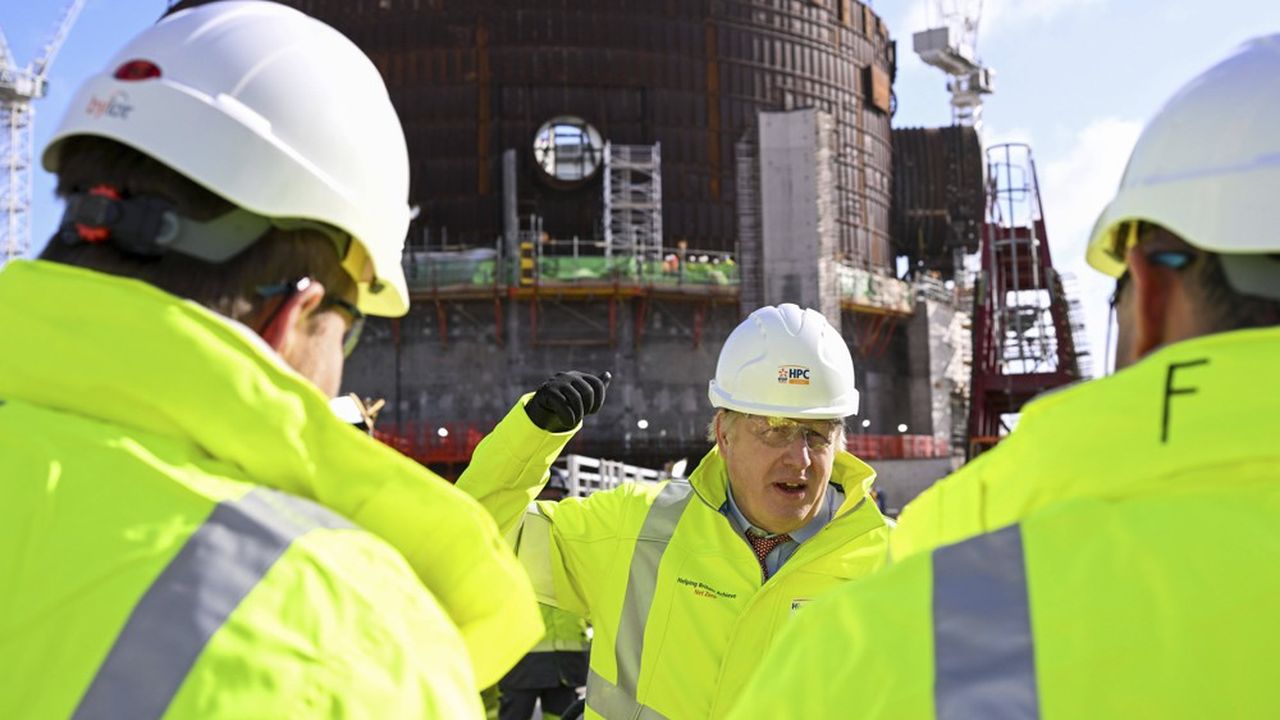 Le Premier ministre britannique Boris Johnson lors d'une visite sur le chantier de la centrale nucléaire de Hinkley Point C à Somerset, en Angleterre, le jeudi 7 avril 2022.