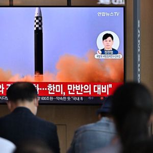 Des Coréens du Sud suivent à la télévision un reportage sur le dernier missile lancé par le Nord.