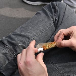 En 2010, un élève de troisième sur quatre avait déjà fumé du cannabis. C'était le cas pour moins d'un élève sur dix en 2021.