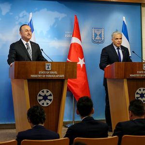 Le ministre des Affaires étrangères turc, Mevlüt Cavusoglu, aux côtés de son homologue israélien, Yaïr Lapid, le 25 mai à Jérusalem.