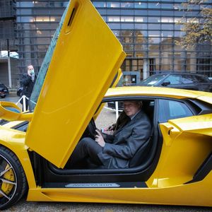 Bruno Le Maire a essayé la Lamborghini qui était proposée à la vente exceptionnelle de biens saisis et gérés par l'Agrasc en novembre 2021.