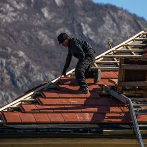 Les travaux de toiture n'échappent pas à la hausse généralisée des matériaux de construction. A la fin mars, le prix des tuiles en terre cuite avait ainsi augmenté d'environ 9 % sur un an.