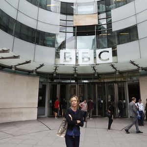 La BBC emploie environ 21.000 personnes au total.