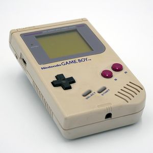 La GameBoy a été inventée par Gunpei Yokoi, qui était un ouvrier assigné à la maintenance des machines recruté par Nintendo en 1965, alors qu'elle n'était qu'une petite société de cartes.