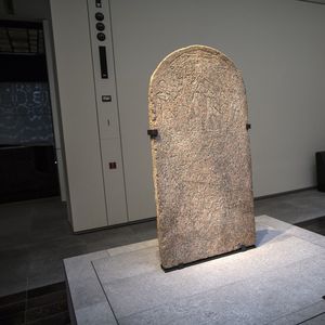 Au Louvre Abu Dhabi, la provenance d'une stèle interroge.