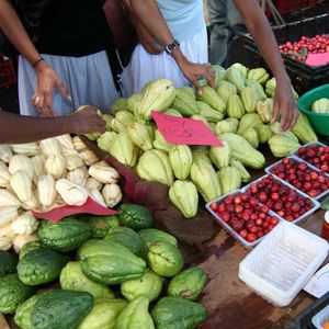 Les Réunionnais achètent la moitié de leurs fruits et légumes sur les marchés ou dans les magasins de primeurs.
