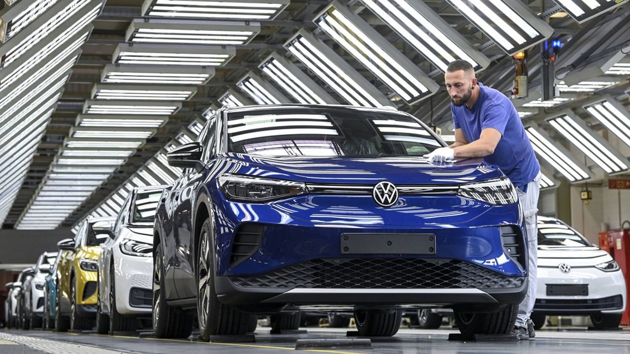 Le PDG de Volkswagen, Herbert Diess, a été contraint d'annoncer début mai que les commandes de voitures électriques reçues désormais par le groupe allemand ne seraient pas livrées avant 2023.
