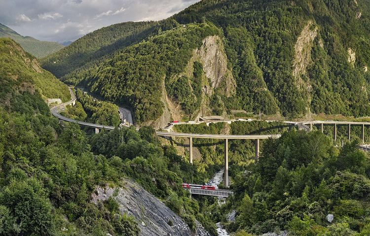 La ligne Mont-Blanc Express, en Haute- Savoie, en contrebas du viaduc routier des Egratz. 