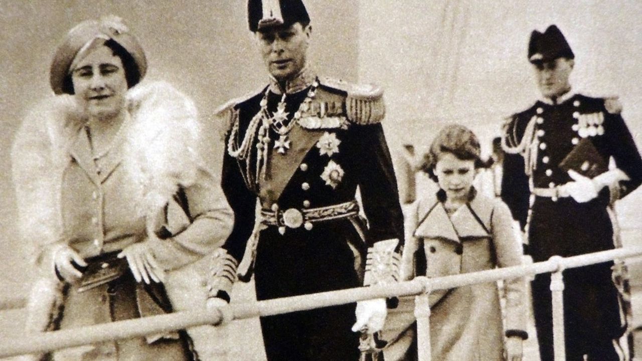 La reine Elisabeth (Elizabeth Bowes Lyon, 1923-1952) et le roi George VI (1895-1952) avec la princesse Elisabeth (Elisabeth II) visitent le HMS Victoria et Albert à Portsmouth, 1937.