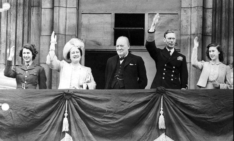 Elisabeth (à gauche), s'est engagée dans l'armée de terre en 1945, à la veille de ses dix-neuf ans. Le 8 mai 1945, elle est sur le balcon de Buckingham Palace, en uniforme, en compagnie de sa famille et du Premier ministre, Winston Churchill (au centre).