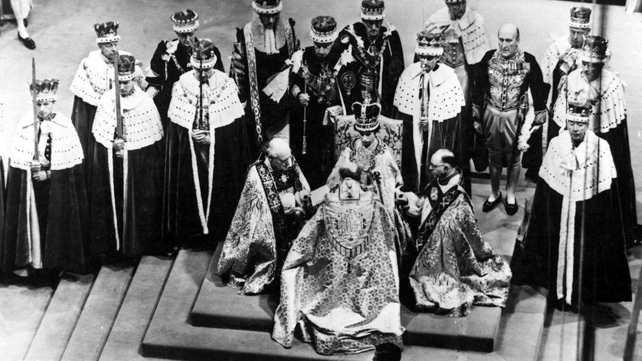 Le 2 juin 1953, à vingt-six ans, Elisabeth II est officiellement, aux yeux du monde entier, « reine du Royaume-Uni, de Grande-Bretagne et d'Irlande du Nord et de ses autres royaumes ».