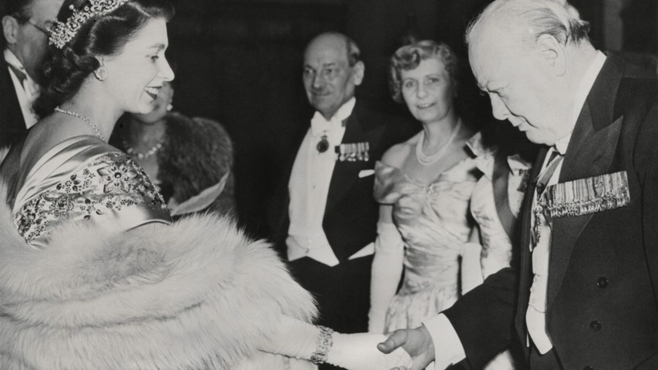 A Elisabeth II, ce formidable connaisseur de la vie politique anglaise qu'est Churchill explique les rapports de force entre les partis, les programmes des uns et des autres et les différences qui peuvent exister entre telle ou telle personnalité….