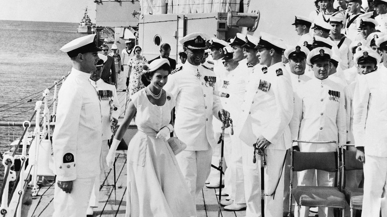 Elisabeth II, en mars 1954, à bord du croiseur australien, le HMAS Australia.  Entre novembre 1953 et mai 1954, la reine entreprend une « tournée » du Commonwealth.