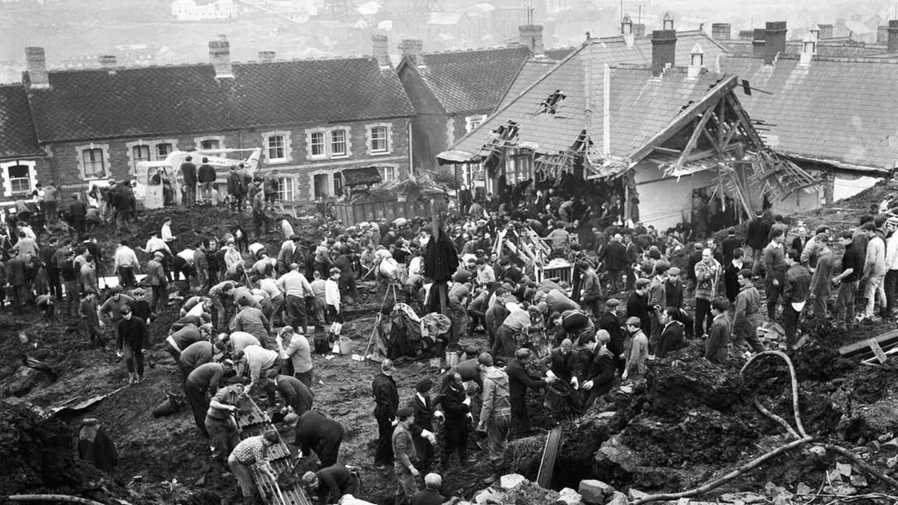 Le 21 octobre 1966, une coulée de résidu minier dévaste une partie du village d'Aberfan, au Pays de Galles, tuant 144 personnes dont 116 enfants. Ici, les  équipes de sauvetage 28 heures après la catastrophe.