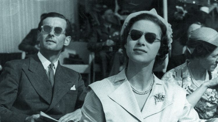 Dans les années 1950, la princesse Margaret n'obtiendra pas le consentement de la reine pour épouser le capitaine Peter Townsend. Le Premier ministre, Winston Churchill ne veut pas non plus entendre parler de ce mariage.