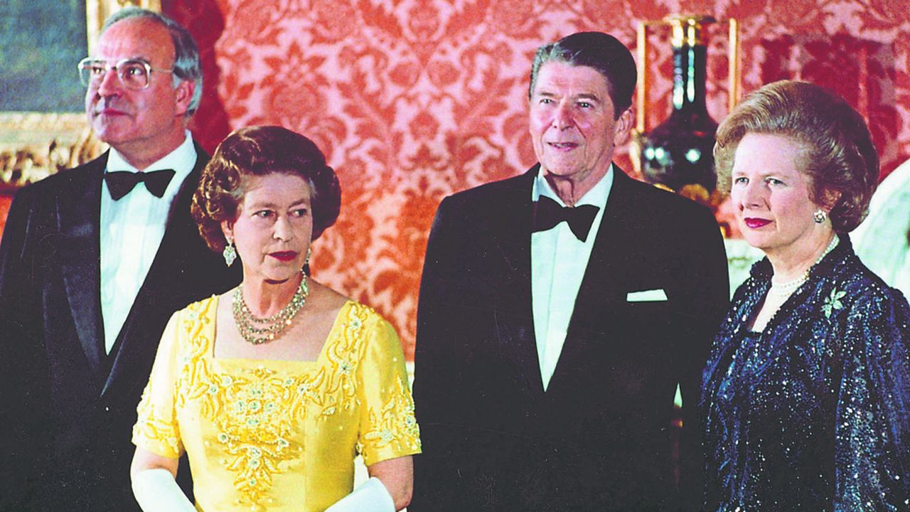 Elizabeth II, deuxième à gauche, avec le chancelier ouest-allemand Helmut Kohl, à gauche, le président des Etats-Unis, Ronald Reagan, deuxième à droite, et la Première ministre britannique Margaret Thatcher au palais de Buckingham à Londres, le 10 juin 1984.