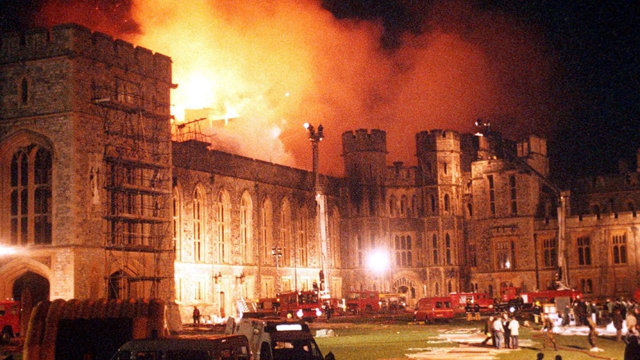 Dans la nuit du 19 au 20 novembre 1992, un incendie accidentel ravage une partie du château de Windsor, l'une des demeures préférées d'Elisabeth II.